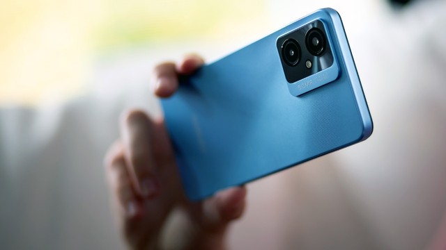 Teléfono Android con la interfaz de Google Gemini mostrando funciones de inteligencia artificial