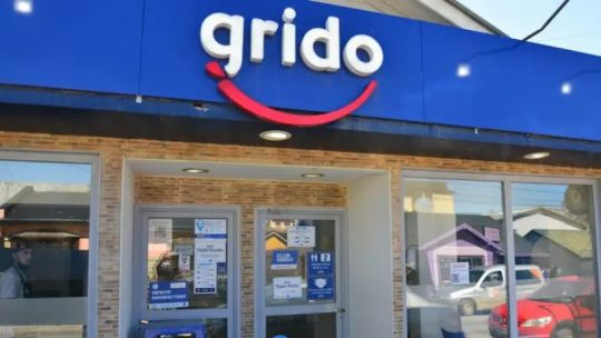 Evento de Grido por su 25 aniversario con asistentes y productos