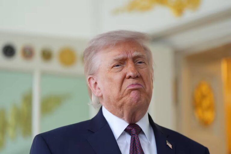 Donald Trump en la Casa Blanca con un mapa de Medio Oriente de fondo