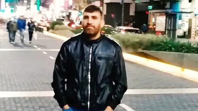 Ilustración genérica de una jeringa y ampollas médicas sobre una superficie clara.
