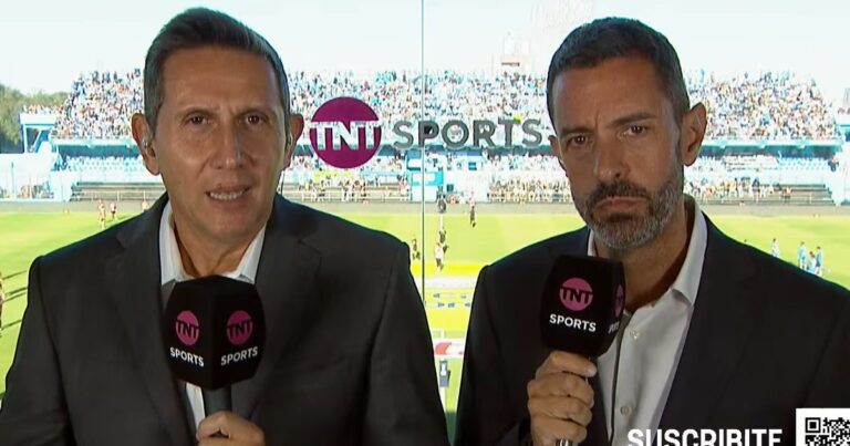 Estudio de transmisión de fútbol con micrófonos y pantallas de control.