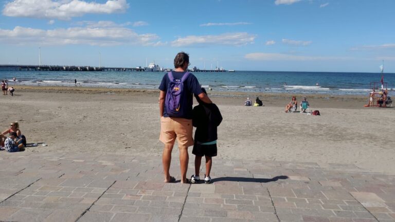 Severino González y su hijo adoptivo conversando en un café de Puerto Madryn.