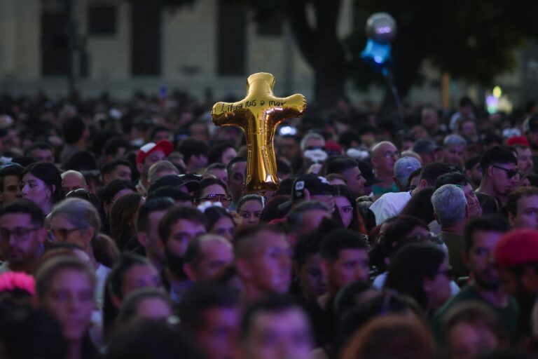Público reunido en la Plaza de Mayo durante el homenaje musical al papa Francisco