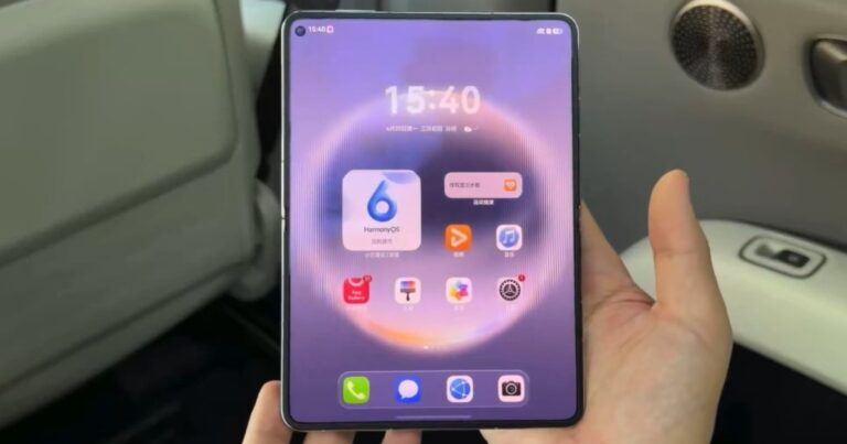 Huawei Pura X Max plegable abierto mostrando su pantalla ancha