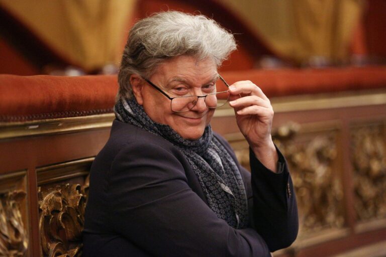 Hugo de Ana, director y escenógrafo argentino, durante un ensayo en el Teatro Colón.