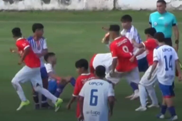 Ambulancia en el campo de juego durante incidentes en partido juvenil en Santiago del Estero