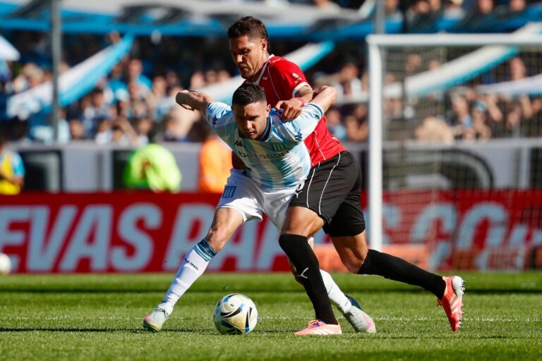 Escudos de Independiente y Racing Club, enfrentados en el clásico de Avellaneda.