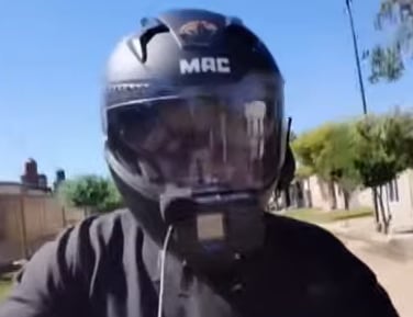 Fotografía de Ariel Pereyra, 'Cordobés en ruta', con su moto o captura del momento del intento de robo en Córdoba.