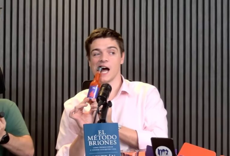 Personas debatiendo en un entorno digital, con referencia a glaciares y leyes ambientales.