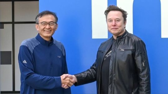 Logotipos de Intel y empresas de Elon Musk, representando la colaboración en fabricación de chips.