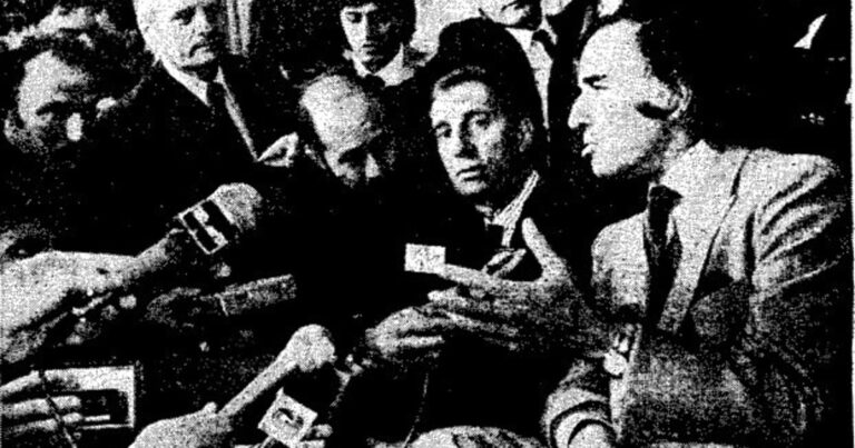 Fotografía de archivo de Carlos Menem y Carlos Bilardo en un evento deportivo.