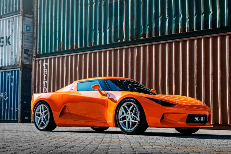 Vista frontal del superdeportivo eléctrico JMEV SC01, de diseño coupé y color rojo, sobre un fondo neutro.