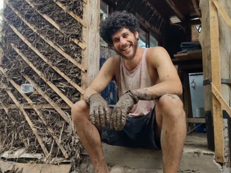 Jerónimo Weich muestra su biopiscina natural rodeada de plantas acuáticas en una casa sustentable de Córdoba.