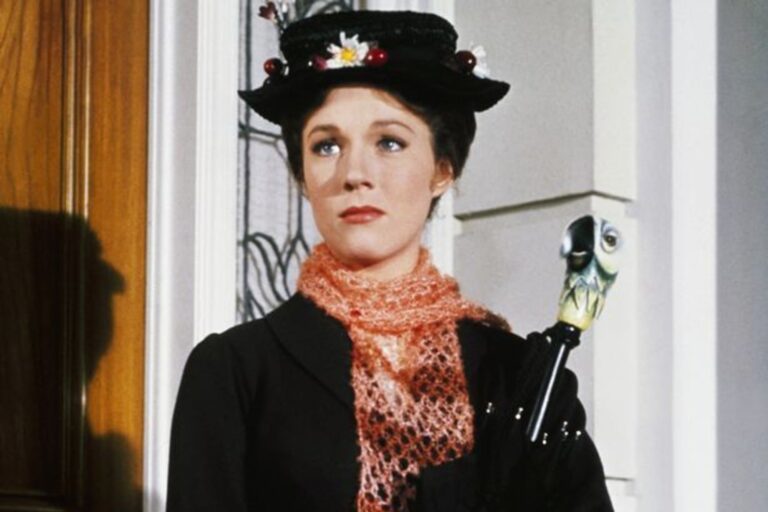 Julie Andrews, actriz británica, sonriendo durante una entrevista.