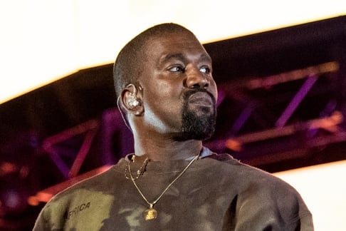 Kanye West en un escenario durante una presentación anterior