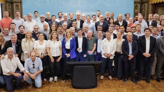 Axel Kicillof junto a un grupo de intendentes durante una reunión de trabajo.