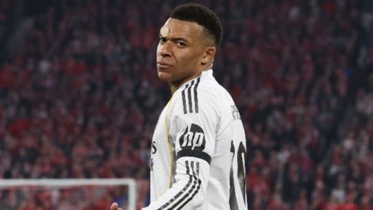 Kylian Mbappé lesionado abandonando el campo de juego durante el partido entre Real Madrid y Betis