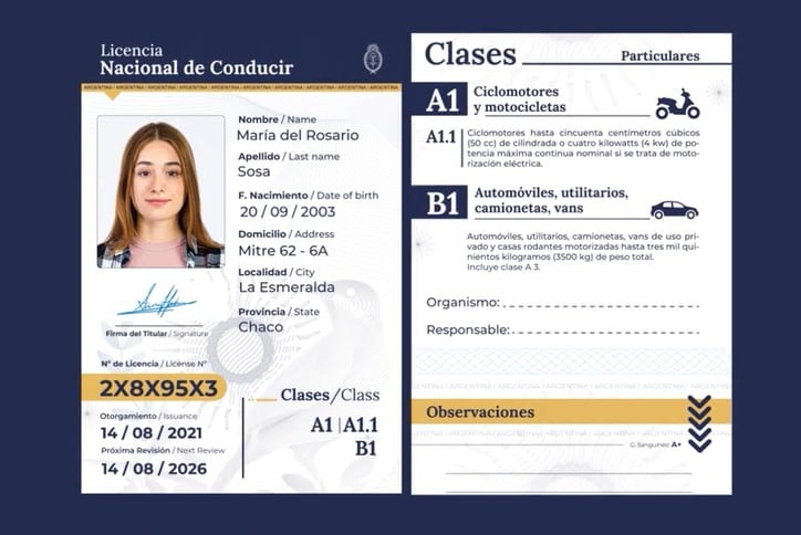 Joven conduciendo auto con licencia de conducir a los 17 años en Argentina