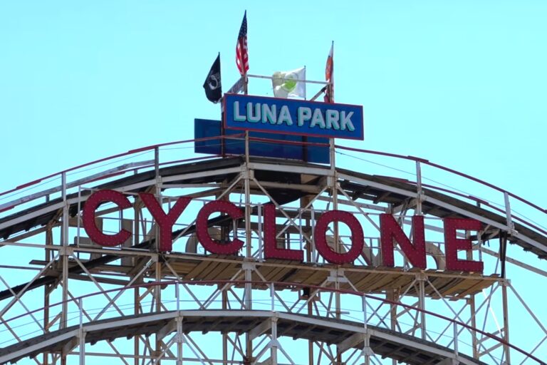 Vista aérea del Luna Park en Coney Island, con la montaña rusa Cyclone y la noria Wonder Wheel iluminadas.
