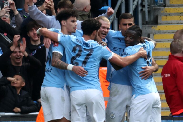 Erling Haaland de Manchester City celebra un gol durante el partido contra Liverpool en la FA Cup.