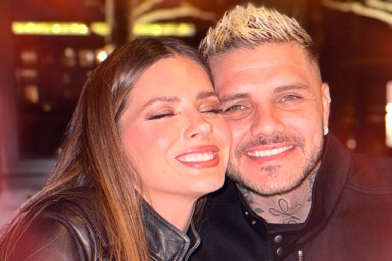 Mauro Icardi y China Suárez posan sonrientes durante una cena en Estambul.