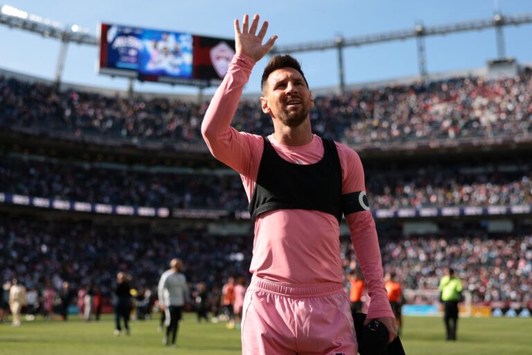 Lionel Messi entrenando con la camiseta de la selección argentina.