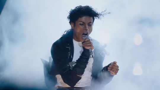 Jaafar Jackson caracterizado como Michael Jackson en la película biográfica Michael