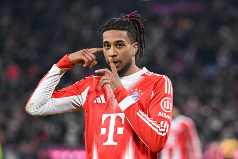 Michael Olise celebrando un gol con el Bayern Múnich