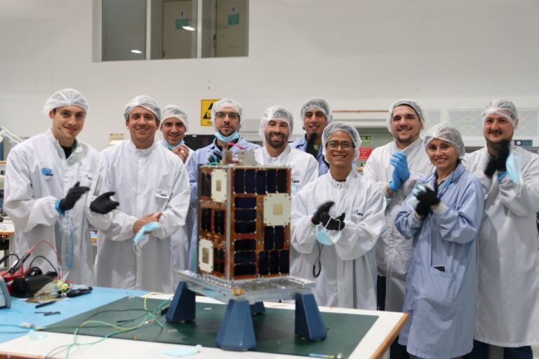 Ilustración del microsatélite Atenea en el espacio, con la Tierra de fondo.