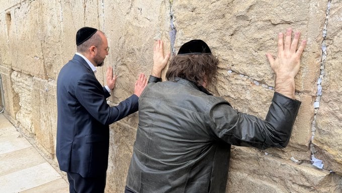 El presidente argentino Javier Milei durante su visita al Muro de los Lamentos en Jerusalén.