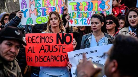 Manifestantes y organizaciones de discapacidad concentrados frente al Ministerio de Salud en la ciudad de Buenos Aires.