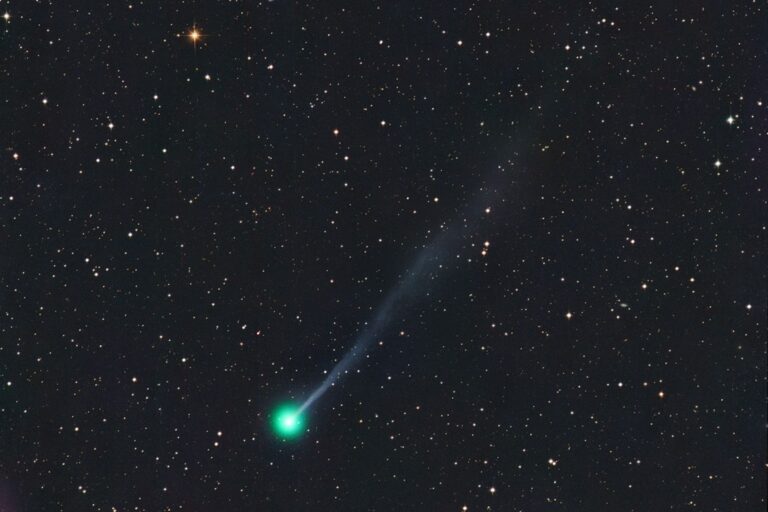 Ilustración de un cometa y meteoros en el cielo nocturno, representando los eventos astronómicos de abril de 2026.