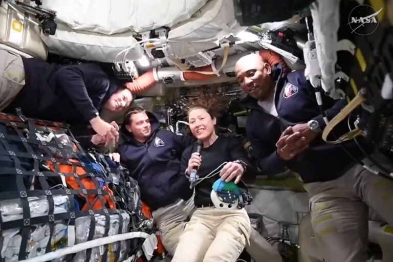 Fotografía de la Tierra tomada desde la nave espacial de la misión Artemis II de la NASA en el espacio.