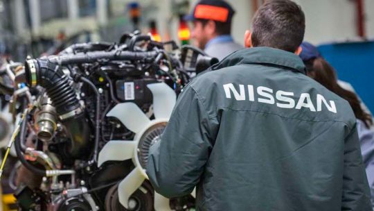 Logo de Nissan Argentina en un concesionario
