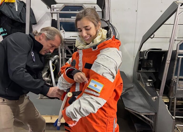 Noel de Castro, ingeniera biomédica argentina, durante un entrenamiento para misión espacial.