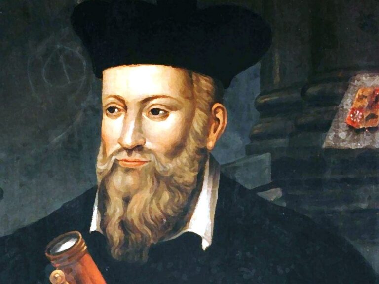 Retrato clásico de Nostradamus con barba y boina negra, junto a un libro antiguo.