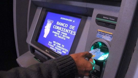 Persona utilizando una aplicación de billetera virtual en su teléfono móvil