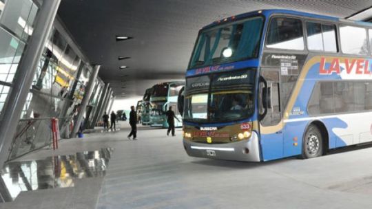Terminal de ómnibus de Córdoba con cartel de paro de interurbanos FAM