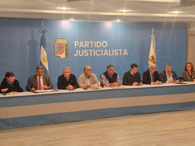 Reunión en la sede del PJ para presentar el anteproyecto de rediseño del INTA