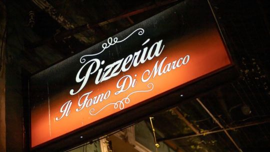 Interior de la pizzería Il Forno di Marco en Córdoba, mostrando pizzas y ambiente del local.