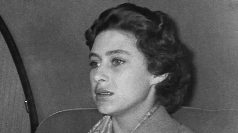 Fotografía en blanco y negro de la princesa Margarita de Inglaterra y el capitán Peter Townsend en un evento social.