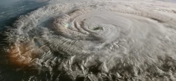 Mapa del pronóstico del tiempo mostrando zonas de lluvia y tormentas en el centro y este de Argentina