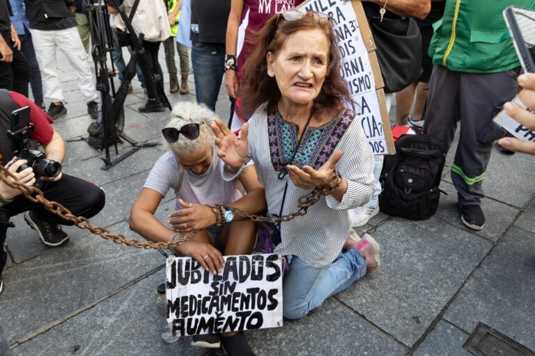 Dos mujeres jubiladas durante una protesta pacífica en la vía pública.