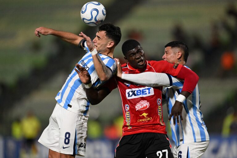 Jugadores de Racing Club durante el partido ante Caracas FC por la Copa Sudamericana