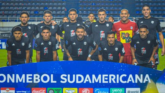 Jugadores de Deportivo Riestra celebrando un gol en el estadio de San Lorenzo