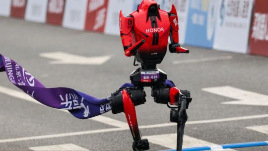 Robots humanoides durante una media maratón en Beijing