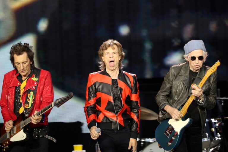 Logo de los Rolling Stones y avión, anticipando el anuncio de una nueva gira.