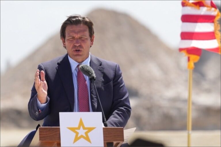 Ron DeSantis, gobernador de Florida, durante un anuncio oficial.