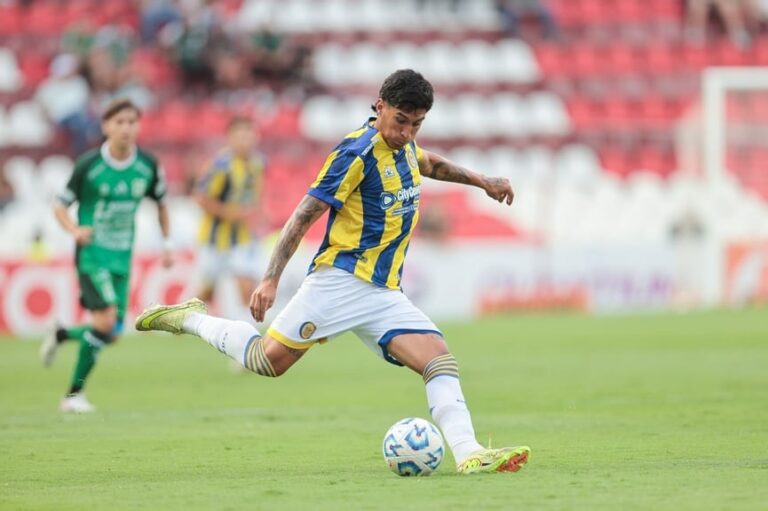 Jugadores de Rosario Central y Atlético Tucumán en acción en un partido de fútbol.