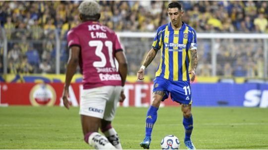 Jugadores de Rosario Central e Independiente del Valle durante el partido de Copa Libertadores en el Gigante de Arroyito.